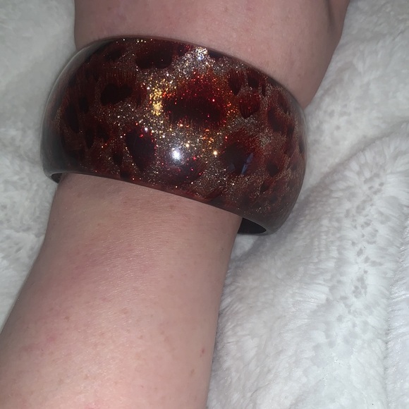 Leopard print glitter resin bracelet - Picture 4 of 7